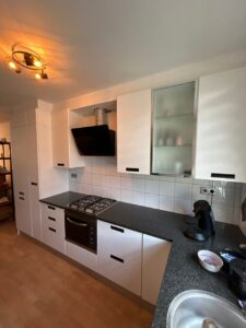 Lees meer over het artikel Keuken wrap transformatie: simpel wit naar J3 Megève white velvet grain