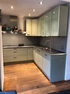 Lees meer over het artikel Jungle Groene Keukenpracht met RM19 en U19 Light Concrete door Keukentrend