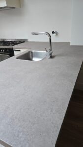 Lees meer over het artikel Keukenwrapping in Baarn – Nieuwe fronten en een strak blad!!
