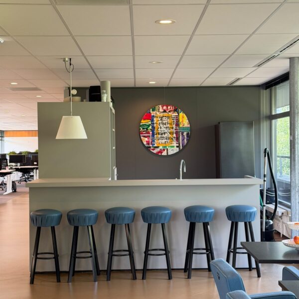 Bedrijfskeuken Zwolle na het wrappen met S209 Stone 2.0 en grijs werkblad