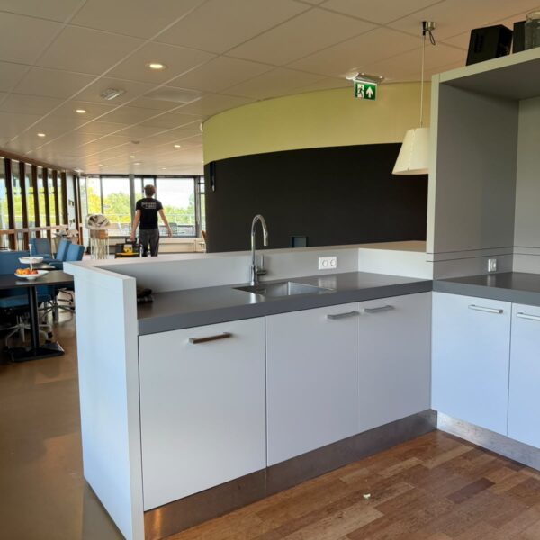 Bedrijfskeuken Zwolle na het wrappen met S209 Stone 2.0 en grijs werkblad