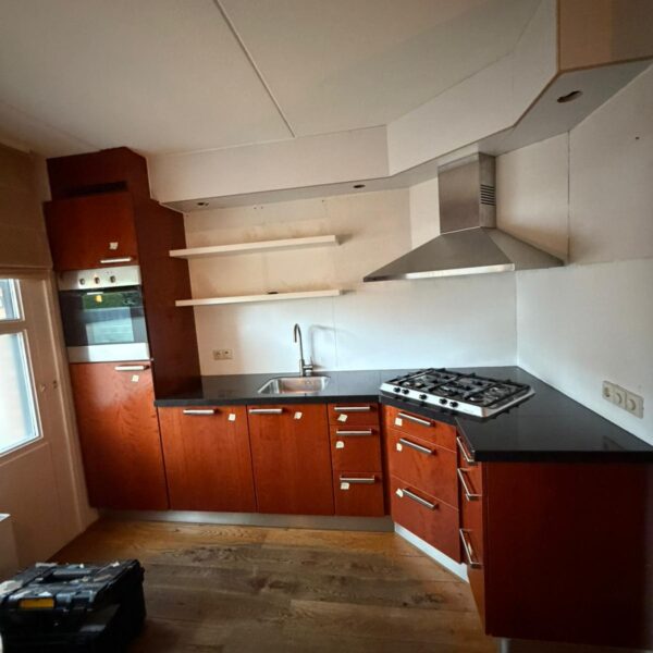 Gedateerde houtlook keukenfronten in Apeldoorn vóór restyling