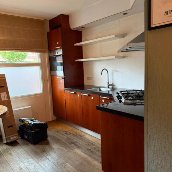 Hoge achterwand in Apeldoorn vóór het wrappen