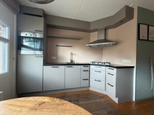 Keuken Apeldoorn na het wrappen met SC162 Mesa en SC165 Rosette achterwand