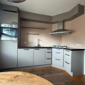 Keuken Apeldoorn na het wrappen met SC162 Mesa en SC165 Rosette achterwand