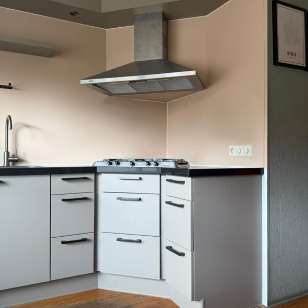 Keuken Apeldoorn na wrappen met gun metal grepen
