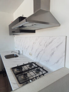 Keuken wrappen met tegels in Hoofddorp: marmerlook achterwand op dibondplaat