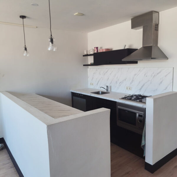 Keuken wrappen met tegels in Hoofddorp: marmerlook achterwand op dibondplaat