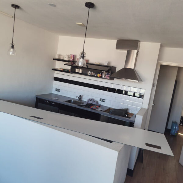 Keuken in Hoofddorp met kleine witte tegels en zwarte sierband vóór het wrappen