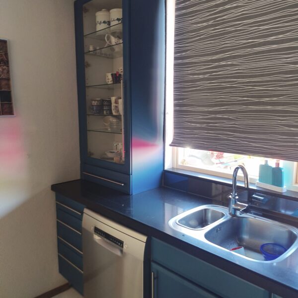 Gele keuken wrappen in Breukelen: fronten in S242 Petrol Blue na het wrappen