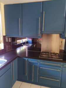 keuken wrappen in Breukelen: fronten in S242 Petrol Blue na het wrappen
