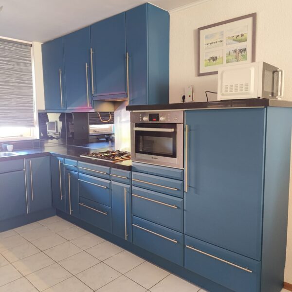Gele keuken wrappen in Breukelen: fronten in S242 Petrol Blue na het wrappen