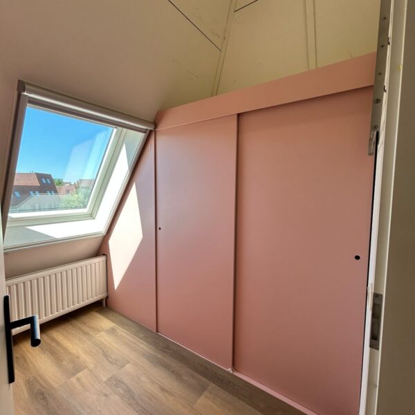 Naadloze afwerking bovenaan gewrapte kast in Amersfoort