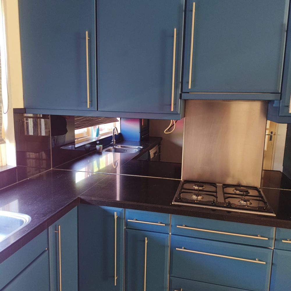 keuken wrappen in Breukelen: fronten in S242 Petrol Blue na het wrappen